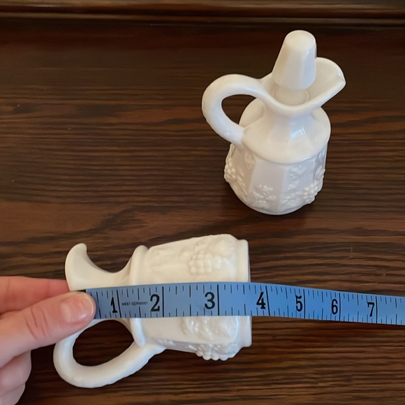 Vintage Milk Glass Westmoreland Grape Design Oil & Vinegar Cruet with Stopper - Picture 14 of 14